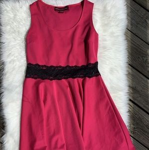 Skater mini magenta dress with black lace👗
